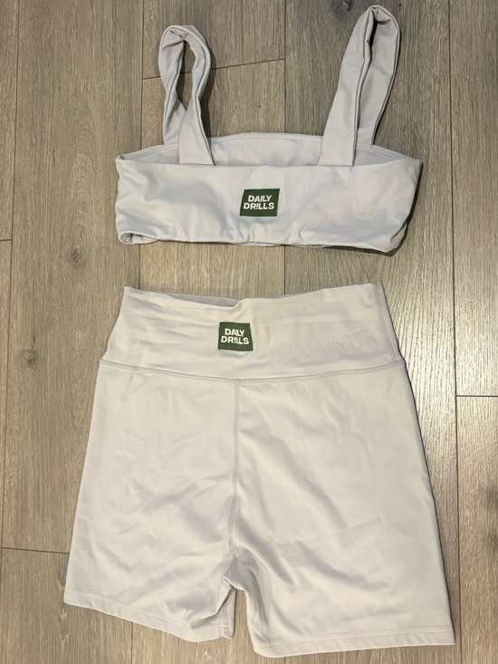 Daily Drills Pants - Daily Drills SET Sports Bra and Biker Shorts Gray Size L/XL